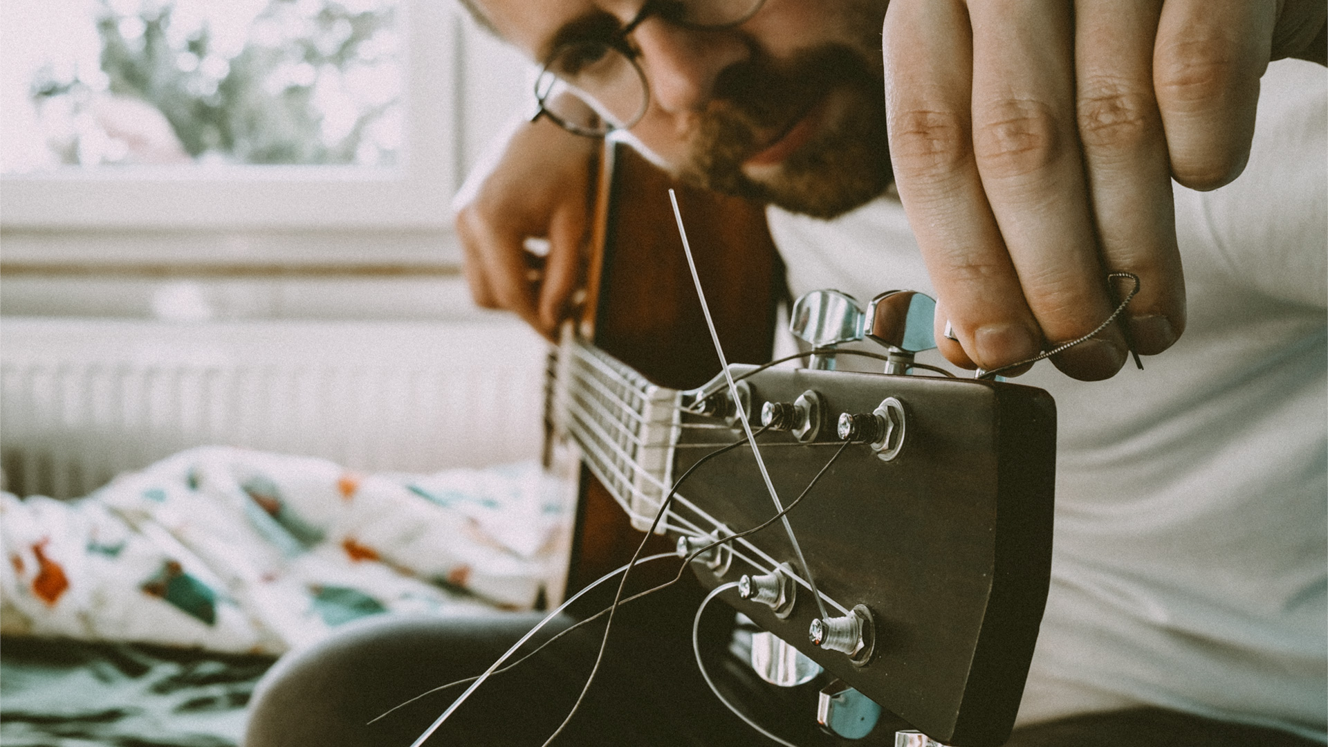 How to tune a guitar